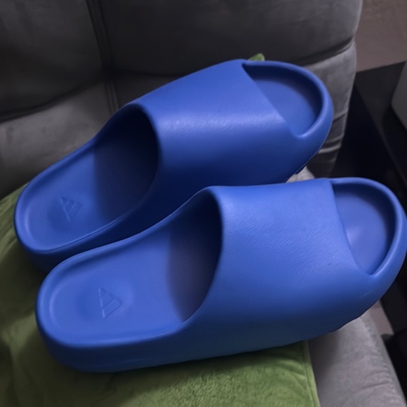 adidas  Yeezy slides size 12 blue - Picture 1 of 4